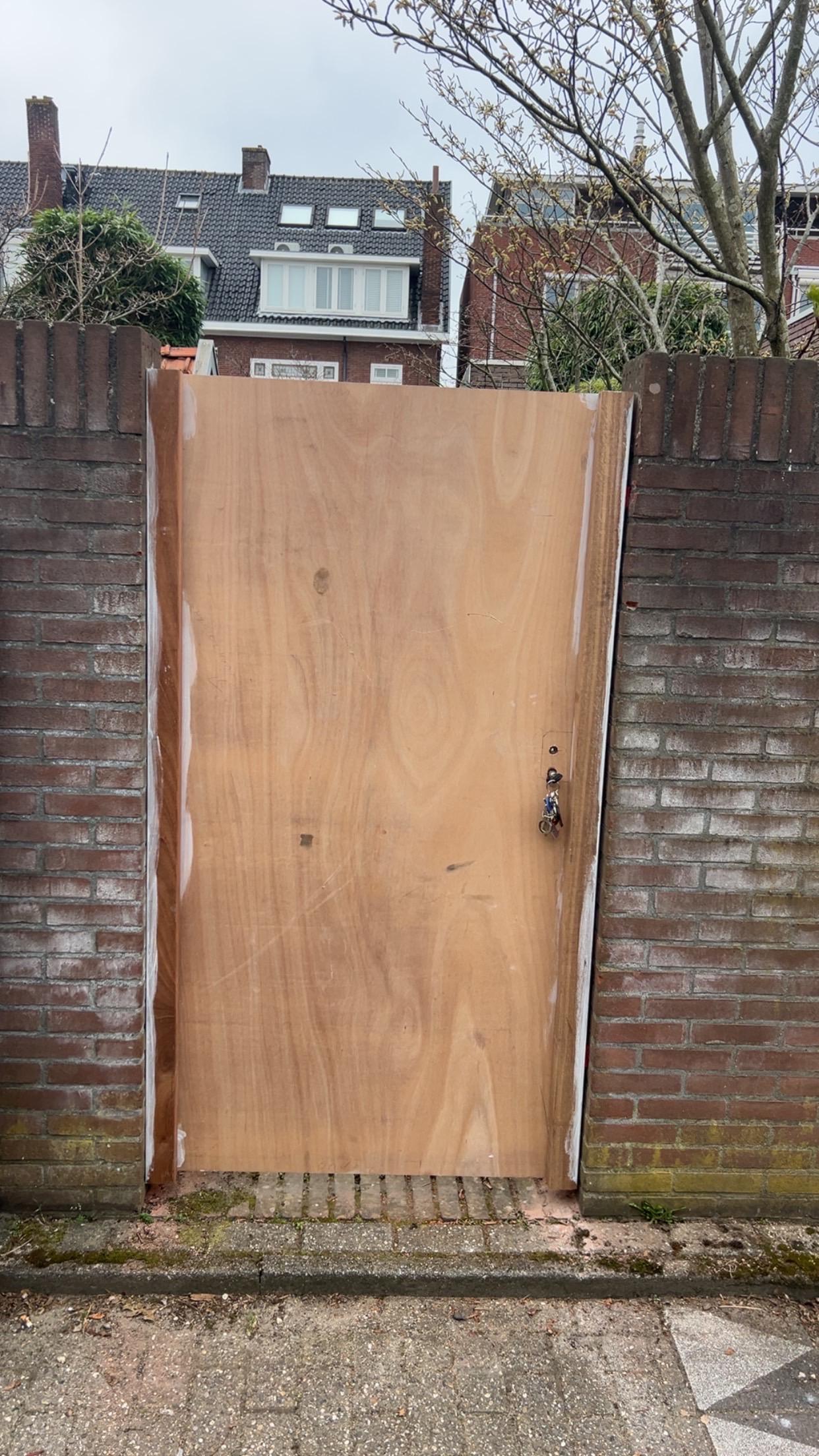 Houten poortdeur in de tuin