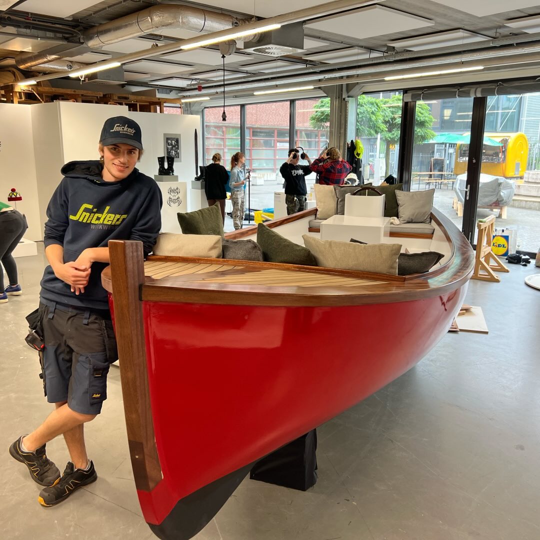 Handgemaakte houten sloep op het water